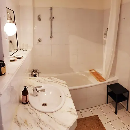 Hafenkoje Mit Blick Ueber Hafen Und Altstadt *