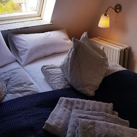 Hafenkoje Mit Blick Ueber Hafen Und Altstadt *