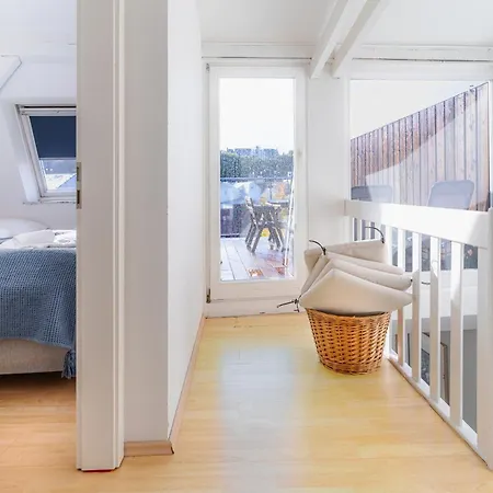 Hafenkoje Mit Blick Ueber Hafen Und Altstadt