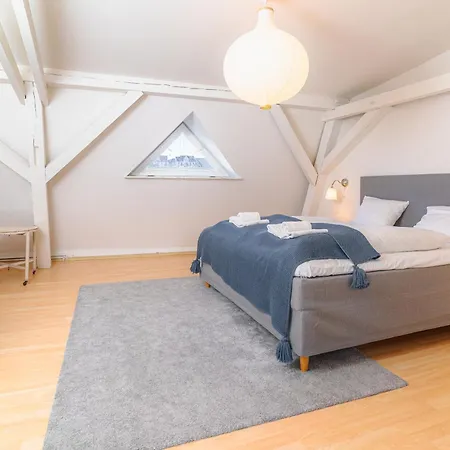 Hafenkoje Mit Blick Ueber Hafen Und Altstadt *