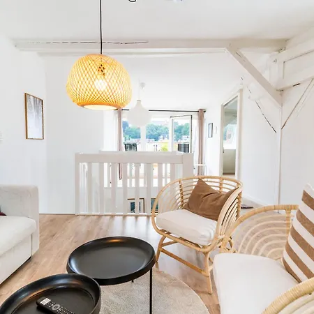 Hafenkoje Mit Blick Ueber Hafen Und Altstadt *