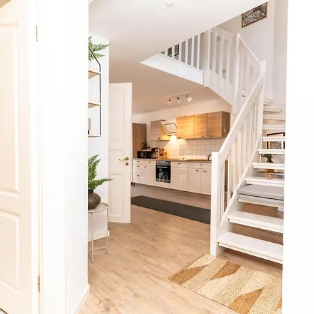 Hafenkoje Mit Blick Ueber Hafen Und Altstadt *